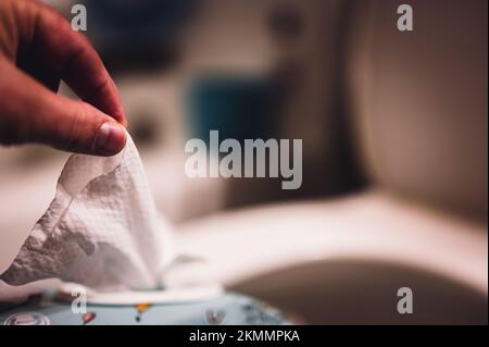 Einweg-Wischtücher werden auf der Toilette heruntergespült, wo sie Verstopfung und Probleme mit der Abwasserbehandlung verursachen können. Stockfoto