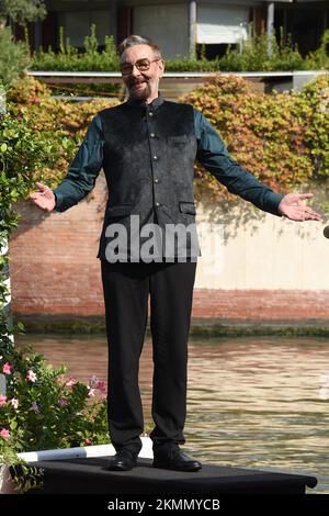 (KIKA) - VENEZIA - La classe non Ã¨ acqua e lo dimostra anche questa volta Isabelle Huppert. La splendida attrice francese (69 anni ma Chi lo direbbe?) Ã¨ arrivata in darsena indossando pantaloni scuri a sigaretta e una giacca bianca, ai piedi sandali dal tacco alto.Â LEGGI ANCHE:Â Â Venezia, alla serata da favola si va... Im Taxi acqueo!piÃ¹ grintose il direttore d'Orchestra Beatrice Venezi in abito lungoÂ optisch bianco e nero e spacco vertiginoso e Melissa Satta in Look maschile.Â Super Casual Fiammetta Cicogna cosÃ¬Â come Daniel McVicar.[galleria]GUARDA LO SPECIALE VENEZIA 79in darsena an Stockfoto