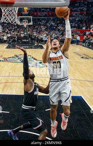Los Angeles, Kalifornien, USA. 25.. November 2022. Denver Nuggets Forward AARON GORDON (50) schießt während eines NBA-Basketballspiels am Freitag gegen die Los Angeles Clippers, die John WALL (11) beschützen. (Kreditbild: © Ringo Chiu/ZUMA Press Wire) Stockfoto