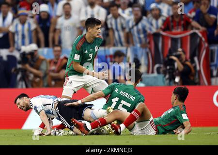 LUSAIL CITY - (l-r) Lionel Messi aus Argentinien, Cesar Jasib Montes aus Mexiko, Erick Gutierrez aus Mexiko, Hector Moreno aus Mexiko während des FIFA-Weltmeisterschafts-Katar-2022-Spiels Gruppe C zwischen Argentinien und Mexiko im Lusail Stadium am 26. November 2022 in Lusail City, Katar. AP | niederländische Höhe | MAURICE AUS STEIN Stockfoto