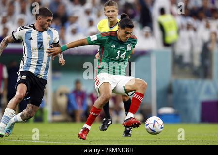 LUSAIL CITY - (l-r) Rodrigo De Paul aus Argentinien, Erick Gutierrez aus Mexiko während des FIFA Weltmeisterschafts-2022 C-Spiels zwischen Argentinien und Mexiko am 26. November 2022 im Lusail Stadium in Lusail City, Katar. AP | niederländische Höhe | MAURICE AUS STEIN Stockfoto