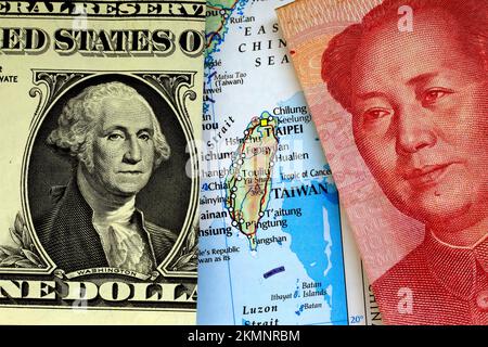 Nahaufnahme eines US-Dollarscheins und einer Yuan-chinesischen Banknote auf einer Karte, die Taiwan zeigt Stockfoto