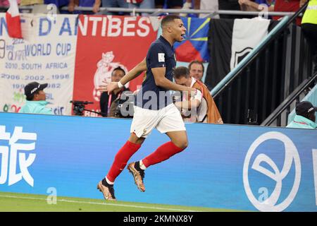 Kylian Mbappe von Frankreich feiert den Sieg nach der FIFA-Weltmeisterschaft 2022, dem Fußballspiel der Gruppe D zwischen Frankreich und Dänemark am 26. November 2022 im Stadium 974 in Doha, Katar – Foto: Jean Catuffe/DPPI/LiveMedia Stockfoto