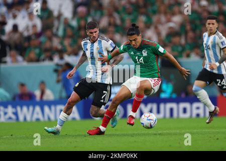 Lusail, Katar. 26.. November 2022. (L bis R) Rodrigo De Paul (ARG), Erick Gutierrez (MEX) Fußball/Fußball : FIFA Weltmeisterschaft Katar 2022 Gruppe C Spiel zwischen Argentinien 2-0 Mexiko im Lusail Stadion in Lusail, Katar . Kredit: Naoki Morita/AFLO SPORT/Alamy Live News Stockfoto