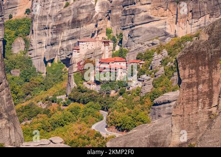 Wunderschönes Panoramafoto der Klöster und Felsformationen von Meteora über der Stadt Kalambaka bei Sonnenuntergang in Thessalien, Griechenland, Europa. Stockfoto