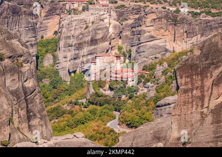 Wunderschönes Panoramafoto der Klöster und Felsformationen von Meteora über der Stadt Kalambaka bei Sonnenuntergang in Thessalien, Griechenland, Europa. Stockfoto