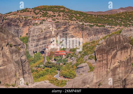 Wunderschönes Panoramafoto der Klöster und Felsformationen von Meteora über der Stadt Kalambaka bei Sonnenuntergang in Thessalien, Griechenland, Europa. Stockfoto