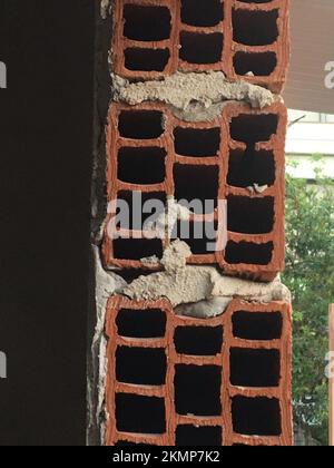 Gebäude im Bau. Hohle Ziegelwand Stockfoto