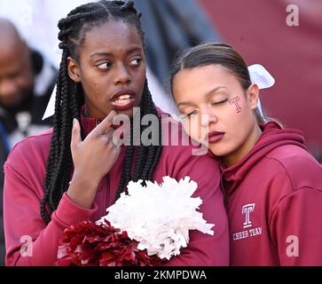 Philadelphia, Pennsylvania, USA. 26.. November 2022. 26. November 2022, Philadelphia PA - Temple Football Cheerleaders sind verärgert, da ihr Team gegen die East Carolina University am Lincoln Financial Field in Philadelphia PA verliert (Kreditbild: © Ricky Fitchett/ZUMA Press Wire) Stockfoto