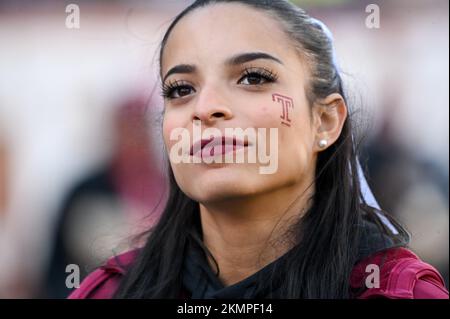 Philadelphia, Pennsylvania, USA. 26.. November 2022. 26. November 2022, Philadelphia PA - Temple Football Cheerleaderin sieht zu, wie ihr Team gegen die East Carolina University am Lincoln Financial Field in Philadelphia PA verliert (Kreditbild: © Ricky Fitchett/ZUMA Press Wire) Stockfoto