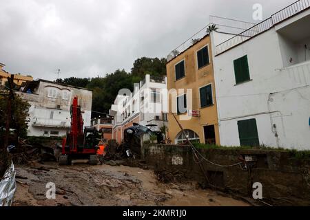 Rom, Italien. 26.. November 2022. Menschen arbeiten daran, nach einem Erdrutsch auf der Insel Ischia, Italien, Schlamm zu entfernen, 26. November 2022. Auf der Insel Ischia in Süditalien ist am Samstag mindestens eine Person gestorben, und mehrere weitere wurden vermisst, nachdem heftige Regenfälle einen Erdrutsch ausgelöst hatten, der mehrere Wohngebäude getroffen hatte, laut Behörden und lokalen Medien. Kredit: Str/Xinhua/Alamy Live News Kredit: Xinhua/Alamy Live News Stockfoto