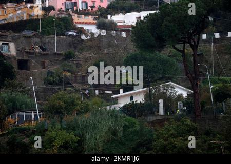 Rom. 26.. November 2022. Dieses Foto wurde am 26. November 2022 aufgenommen und zeigt die allgemeine Ansicht nach einem Erdrutsch auf der Insel Ischia, Italien. Auf der Insel Ischia in Süditalien ist am Samstag mindestens eine Person gestorben, und mehrere weitere wurden vermisst, nachdem heftige Regenfälle einen Erdrutsch ausgelöst hatten, der mehrere Wohngebäude getroffen hatte, laut Behörden und lokalen Medien. Kredit: Str/Xinhua/Alamy Live News Kredit: Xinhua/Alamy Live News Stockfoto