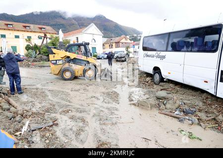 Rom, Italien. 26.. November 2022. Menschen arbeiten daran, nach einem Erdrutsch auf der Insel Ischia, Italien, Schlamm zu entfernen, 26. November 2022. Auf der Insel Ischia in Süditalien ist am Samstag mindestens eine Person gestorben, und mehrere weitere wurden vermisst, nachdem heftige Regenfälle einen Erdrutsch ausgelöst hatten, der mehrere Wohngebäude getroffen hatte, laut Behörden und lokalen Medien. Kredit: Str/Xinhua/Alamy Live News Kredit: Xinhua/Alamy Live News Stockfoto