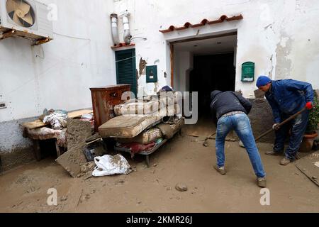 Rom, Italien. 26.. November 2022. Menschen entfernen Schlamm nach einem Erdrutsch auf der Insel Ischia, Italien, 26. November 2022. Auf der Insel Ischia in Süditalien ist am Samstag mindestens eine Person gestorben, und mehrere weitere wurden vermisst, nachdem heftige Regenfälle einen Erdrutsch ausgelöst hatten, der mehrere Wohngebäude getroffen hatte, laut Behörden und lokalen Medien. Kredit: Str/Xinhua/Alamy Live News Kredit: Xinhua/Alamy Live News Stockfoto