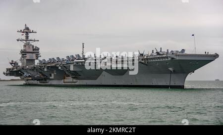 Der US-Flugzeugträger USS Gerald R Ford (CVN 78) am 16.. November 2022 vor Anker in Solent, Vereinigtes Königreich. Stockfoto