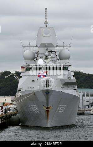 Präfektur Kanagawa, Japan - 05. September 2021: Königliche niederländische Marine HNLMS Evertsen (F805), De Zeven Provincien-Klasse Fregatte. Stockfoto