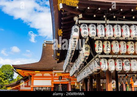 Malerischer Blick auf Laternen, die am Yasaka-Schrein hängen, an einem sonnigen Tag in Kyoto Japan Stockfoto