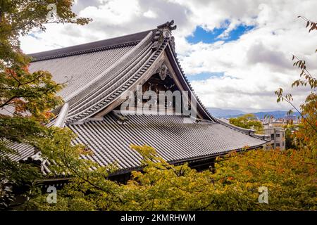 Wunderschöne Holzdachfassade des antiken Eikando Tempels in Kyoto Japan Stockfoto