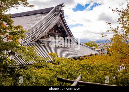 Wunderschöne Holzdachfassade des antiken Eikando Tempels in Kyoto Japan Stockfoto