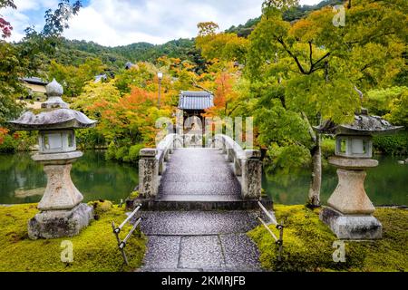 Wunderschöne Steinbrücke im Eikando Temple Pond im Herbst in Kyoto Japan. Übersetzung: Bentensha-Schrein Stockfoto