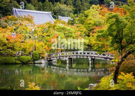 Wunderschöne Steinbrücke im Eikando Temple Pond im Herbst in Kyoto Japan Stockfoto