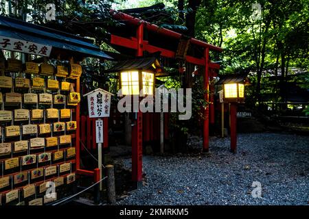 Nonomiya-jinja-Schrein bei Nacht im Arashiyama Bambuswald Touristenpark Attraktion. Übersetzung: Segen für Geburt und Geschäft Stockfoto