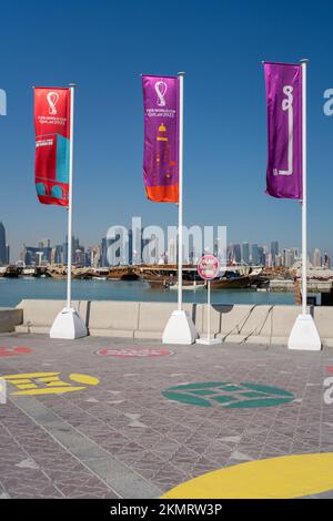 Werbeflaggen der FIFA-Weltmeisterschaft Katar 2022 in Doha corniche, Katar. Stockfoto