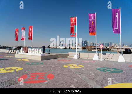 Werbeflaggen der FIFA-Weltmeisterschaft Katar 2022 in Doha corniche, Katar. Stockfoto