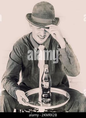 Nostalgische Werbekunst auf einem Kellner, der dem Gast einen Hut gab Vintage-Gastlichkeit Stockfoto