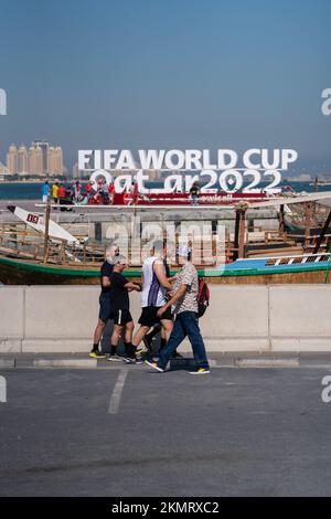 Internationaler Fußballfan in Doha corniche während der FIFA Weltmeisterschaft 2022 in Katar. Stockfoto