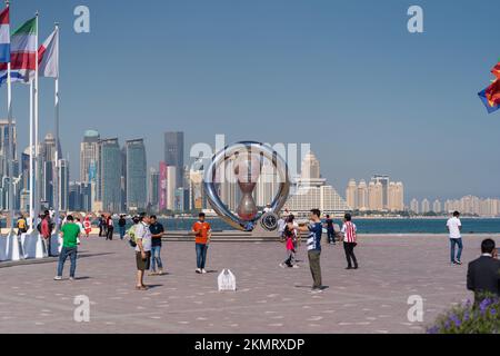 Internationaler Fußballfan in Doha corniche während der FIFA Weltmeisterschaft 2022 in Katar. Stockfoto