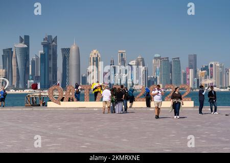Internationaler Fußballfan in Doha corniche während der FIFA Weltmeisterschaft 2022 in Katar. Stockfoto