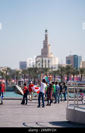 Internationaler Fußballfan in Doha corniche während der FIFA Weltmeisterschaft 2022 in Katar. Stockfoto
