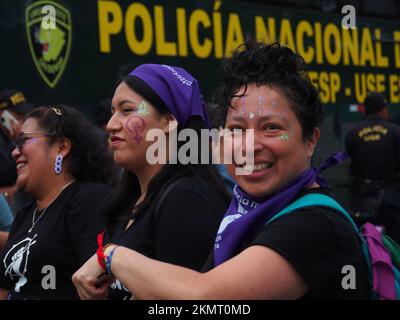 Lima, Peru. 25.. November 2022. Mädchen, die vor der Polizei fröhlich marschierten, als Tausende von Frauen im Rahmen der Aktivitäten des Internationalen Tages zur Beseitigung der Gewalt gegen Frauen auf die Straße von Lima gingen, ein Ereignis, das jährlich am 25. November begangen wird; Das Datum, an dem die drei Schwestern Mirabal (Patria, Minerva und María Teresa) ermordet wurden. In der Dominikanischen Republik am 1960. Kredit: Fotoholica Press Agency/Alamy Live News Stockfoto