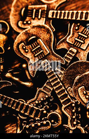 Musikzimmer-Details auf einer Mischung aus Metal-Gitarren-Ikonen in Tönen zu rustikalem Metall. Instrumental abstrakt Stockfoto