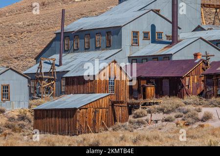 Standard Consolidated Mining Company Stamp Mill, verbundene Bergbaugebäude, Bodie State Historic Park, Bodie, Kalifornien Stockfoto