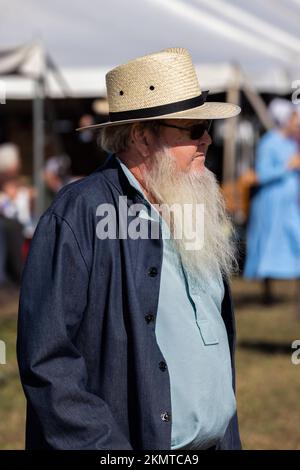 Älterer Amish-Mann mit Sonnenbrille und Strohhut in Casson Corner bei Dover, Kent County, Delaware Stockfoto