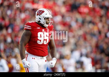 Madison, WI, USA. 26.. November 2022. Der Nasenangriff der Dachse von Wisconsin Keeanu Benton (95) feiert im Camp Randall Stadium in Madison, WI, nach einem Sack während des NCAA Football-Spiels zwischen den Minnesota Golden Gophers und den Dachse von Wisconsin. Darren Lee/CSM/Alamy Live News Stockfoto