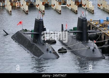 Präfektur Kanagawa, Japan - 05. September 2021: Unterseeboote der japanischen Seeschifffahrts-Selbstverteidigungsstreitkräfte der Klasse Sōryū und Unterseeboote der Klasse Oyashio. Stockfoto