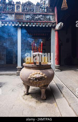 HO-CHI-MINH-STADT, Vietnam - 08. November 2022 - Chua-Ba-Thien-Hau-Pagode in Saigon. Im Inneren des Thien Hau Tempels, chinesischer Tempel des chinesischen Meeres Stockfoto