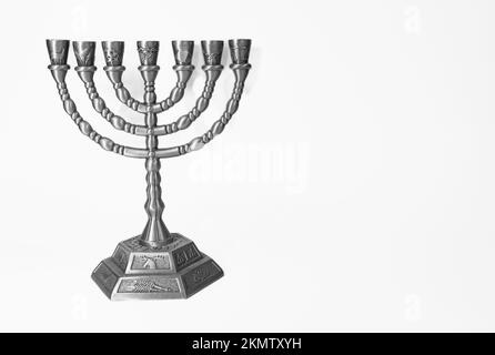 Alte Kerzenmenora auf weißem Hintergrund. Wunderschöne silberne chanukka Menorah. Jüdisches Feiertagsbanner mit Kopierraum Stockfoto