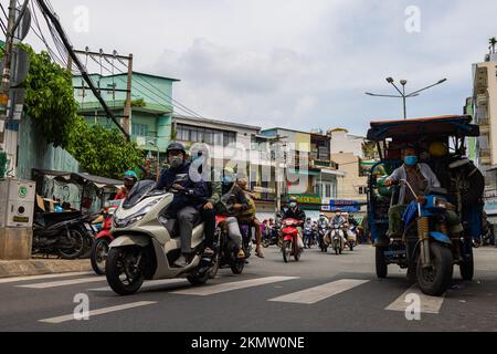 Ho-Chi-Minh-Stadt, Vietnam - 8. November 2022: Cargo-Motorrad oder Trike auf dem Gehweg einer Gasse im 5. Bezirk von Saigon. Andere Krafträder, die b passieren Stockfoto