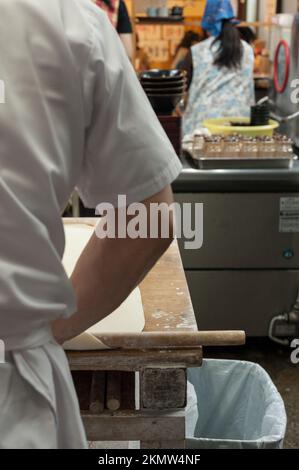 Ich mache Nudeln in Bakaichidai. Wie bei anderen Nudelrestaurants in der Region werden die Nudeln von Hand gerollt, was ihnen ihr unverwechselbares und unma verleiht Stockfoto