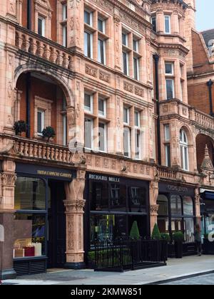 London, England - September 2016: Elegante Geschäfte und Galerien auf der Mount Street in Mayfair Stockfoto