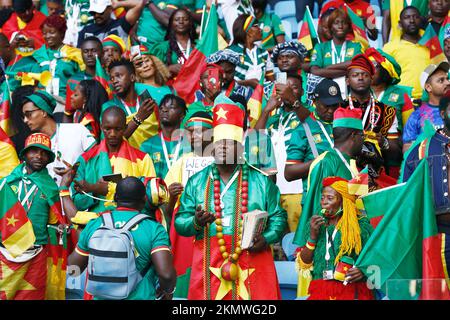 Al-Wakrah, Katar. 24.. November 2022. Kamerun Fans Fußball : FIFA Weltmeisterschaft 2022 Gruppenspiel Gruppe G Schweiz 1-0 Kamerun im Al Janoub Stadion in Al Wakrah, Katar . Kredit: Mutsu Kawamori/AFLO/Alamy Live News Stockfoto