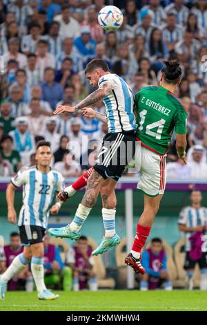 Lusail, Katar. 27.. November 2022. Rodrigo De Paul aus Argentinien springt mit Erick Gutierrez aus Mexiko beim FIFA-Weltmeisterschaftsspiel 2022 Gruppe C zwischen Argentinien und Mexiko im Lusail Stadium in Lusail, Katar, am 26. November 2022 (Foto von Andrew Surma/Credit: SIPA USA/Alamy Live News Stockfoto