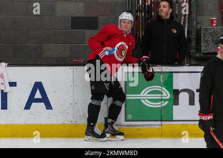 Los Angeles, USA. 26.. November 2022. Der professionelle Eishockeyspieler Tim Stützle trainiert bei den Ottawa Senators. Der 20-Jährige aus Viersen spielt seine dritte Staffel in der NHL. (Zu dpa „Stützle on Söderholm Farewell: Schwer zu finden“) Kredit: Maximilian Haupt/dpa/Alamy Live News Stockfoto