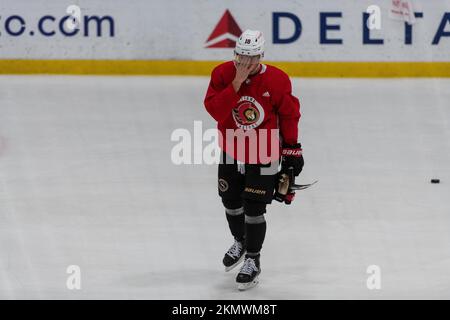 Los Angeles, USA. 26.. November 2022. Der professionelle Eishockeyspieler Tim Stützle trainiert bei den Ottawa Senators. Der 20-Jährige aus Viersen spielt seine dritte Staffel in der NHL. (Zu dpa „Stützle on Söderholm Farewell: Schwer zu finden“) Kredit: Maximilian Haupt/dpa/Alamy Live News Stockfoto