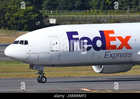 Präfektur Chiba, Japan - 29. Oktober 2021: FedEx Boeing B777F (N877FD) Frachter. Stockfoto