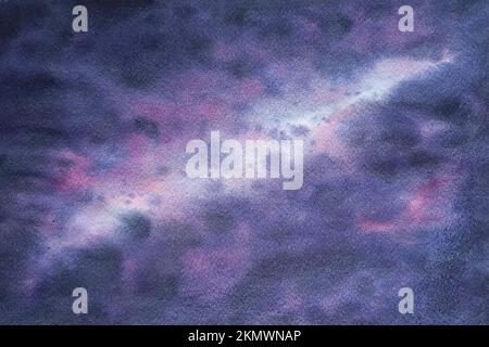 Abstrakter wasserfarbiger horizontaler dunkelblauer Hintergrund mit Flecken, Spritzer, Streifen, Wellen, Farbverlauf, Formen der gleichen Farbe mit Tonänderung. Stockfoto